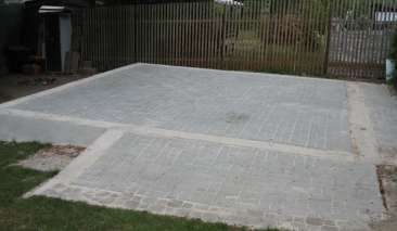 obvodový základ + zámková dlažba